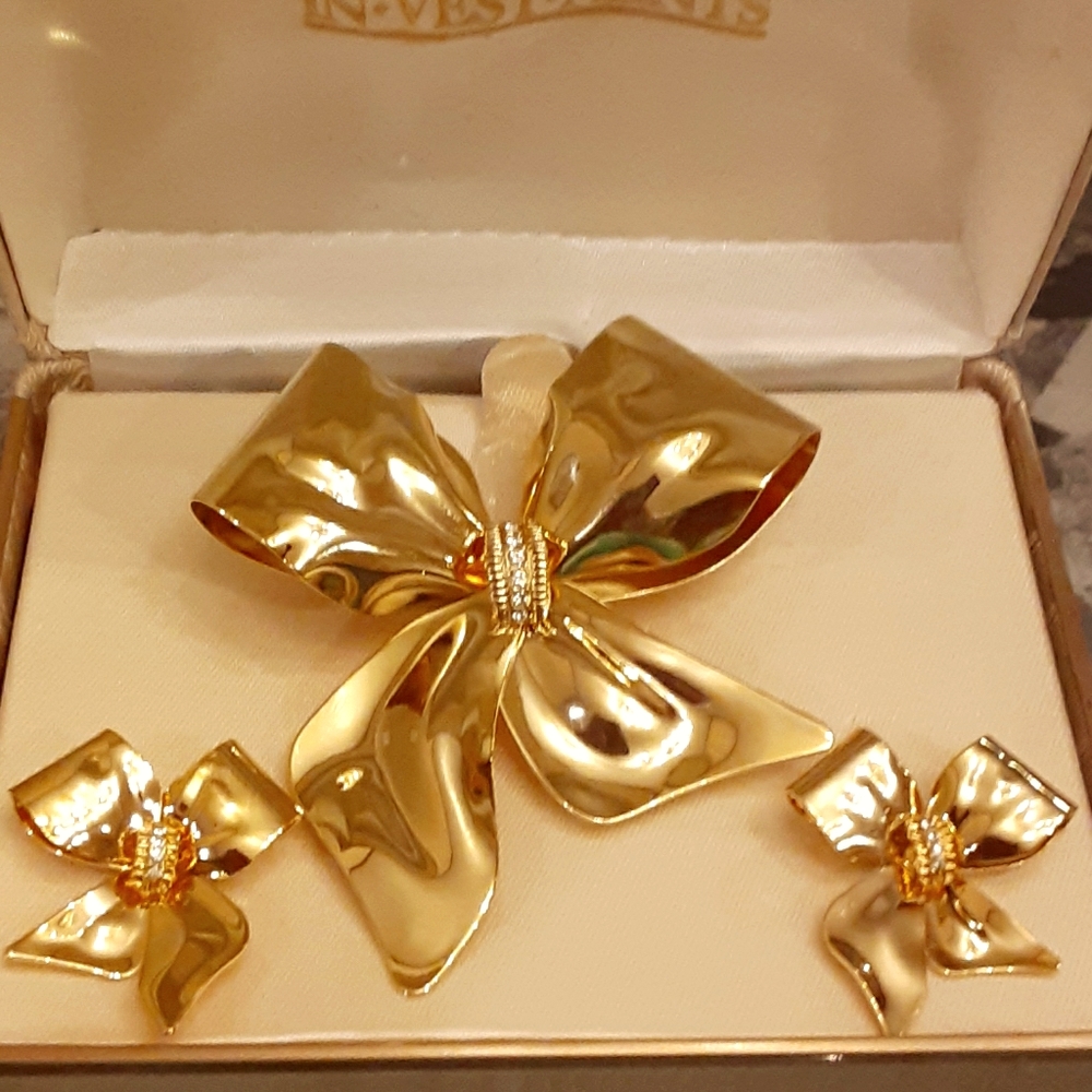 Vtg (in original box)TARA Bow brooch & earring set